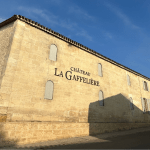 Lettres enseignes personnalisées sur un bâtiment viticole