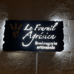 Zoom sur caisson enseigne lumineuse