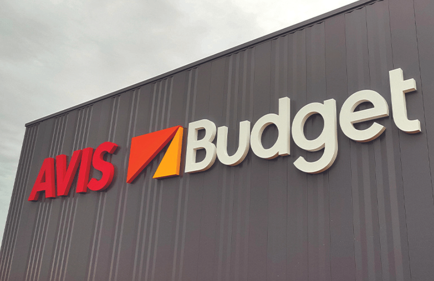 Enseigne grandes lettres découpées