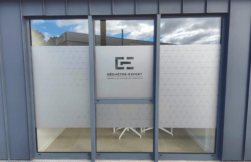 Photo d'une vitrine avec film dépoli découpé avec logo