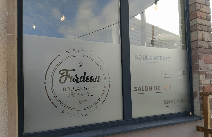 Photo d'un film dépoli avec lettrage