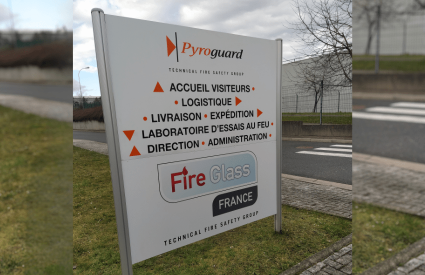 Photo d'un panneau bi-mât extérieur