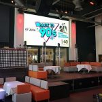 Photo d'un écran LED en intérieur