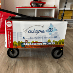 Photo d'une remorque pour vélo avec flocage