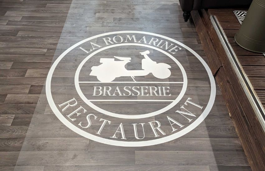 Photo d'un marquage au sol dans un restaurant