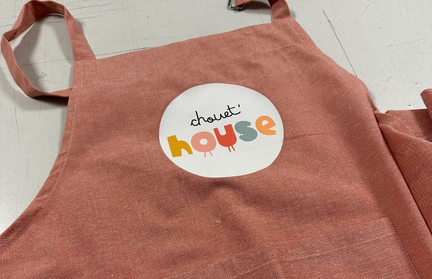 Photo d'un tablier avec marquage personnalisé
