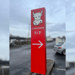 Photo d'un totem publicitaire