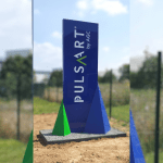 Photo d'un totem publicitaire